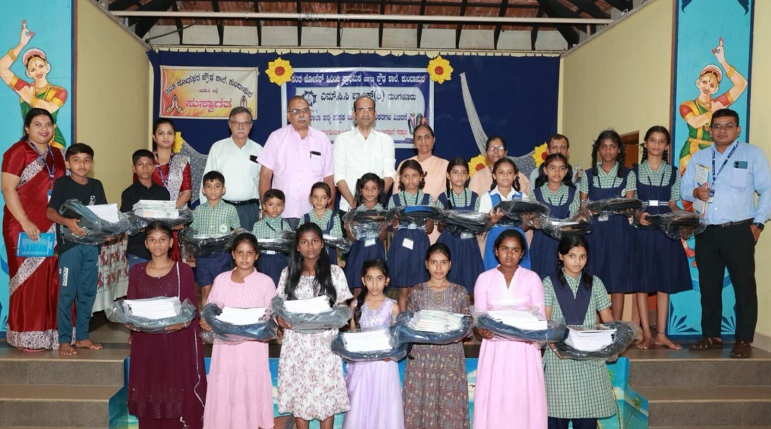 ಎಮ್.ಸಿ.ಸಿ. ಬ್ಯಾಂಕಿನಿಂದ ನೋಟ್ ಪುಸ್ತಕ, ಕೊಡೆ ಮತ್ತು ಸ್ಕೂಲ್ ಬ್ಯಾಗ್ ವಿತರಣೆ