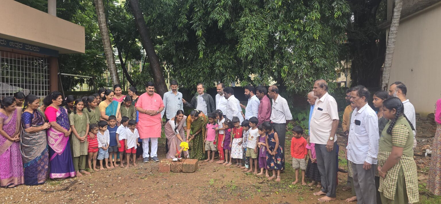 ಮಣ್ಣಗುಡ್ಡ ವಾರ್ಡಿನ ಗಾಂಧಿ ನಗರದ ದ.ಕ.ಜಿ.ಪಂ.ಹಿ.ಪ್ರಾ. ಶಾಲೆಯ ಆವರಣದಲ್ಲಿ ಅಂಗನವಾಡಿ ಕೇಂದ್ರದ ಕೊಠಡಿಯ ಶಿಲನ್ಯಾಸ