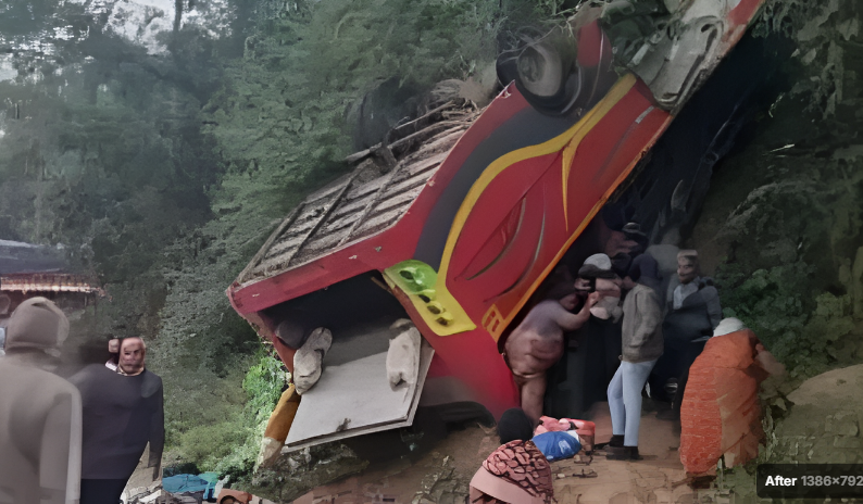 ನಿಯಂತ್ರಣ ತಪ್ಪಿ ಕಂದಕಕ್ಕೆ ಉರುಳಿದ ಬಸ್ – 9 ಪ್ರಯಾಣಿಕರು ಮೃತ್ಯು