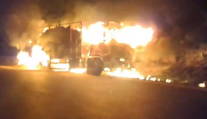 ಬೆಳ್ತಂಗಡಿ : ಚಾರ್ಮಾಡಿ ಘಾಟಿ ಮಧ್ಯೆ ಹೊತ್ತಿ ಉರಿದ ಮೆಕ್ಕೆ ಜೋಳ ಸಾಗಾಟದ ಲಾರಿ