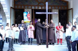 ಮಂಗಳೂರು : ಕಾರ್ಮೆಲ್ ಗುಡ್ಡದಿಂದ ಪವಿತ್ರ ಬೆಟ್ಟದವರೆಗೆ ಭವ್ಯ ಆಧ್ಯಾತ್ಮಿಕ ಪಯಣ