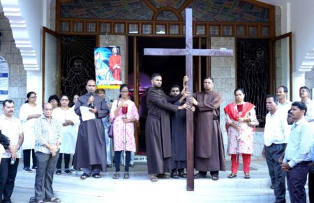 ಮಂಗಳೂರು : ಕಾರ್ಮೆಲ್ ಗುಡ್ಡದಿಂದ ಪವಿತ್ರ ಬೆಟ್ಟದವರೆಗೆ ಭವ್ಯ ಆಧ್ಯಾತ್ಮಿಕ ಪಯಣ