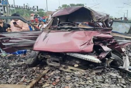 ಕೋಲ್ಕತ್ತಾ : ಶಾಲಾ ವ್ಯಾನ್ಗೆ ರೈಲು ಡಿಕ್ಕಿ – ಇಬ್ಬರು ವಿದ್ಯಾರ್ಥಿ ಸೇರಿ ಮೂವರು ಮೃತ್ಯು
