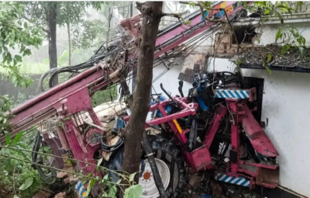 ಕಾಸರಗೋಡು: ಮನೆ ಮೇಲೆ ಉರುಳಿ ಬಿದ್ದ ಬೋರ್ವೆಲ್ ಲಾರಿ – ಇಬ್ಬರು ಕಾರ್ಮಿಕರು ಮೃತ್ಯು